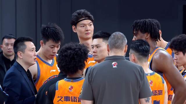 B体育-上海男篮3连胜升至第2，北京残阵差距大，白边16+14 洛夫顿被弃用